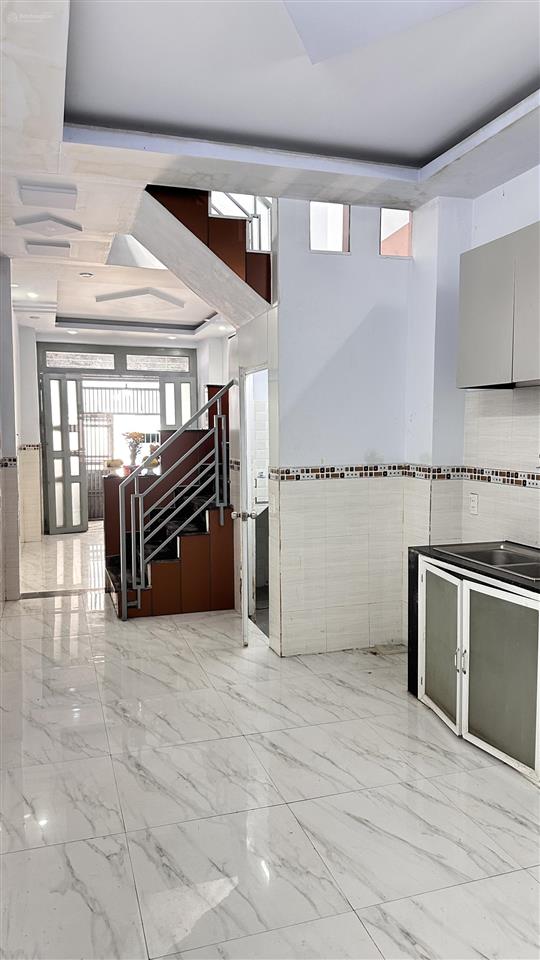 Bán nhà trệt 3 lầu và sân thượng dt 4*13m hướng tây bắc