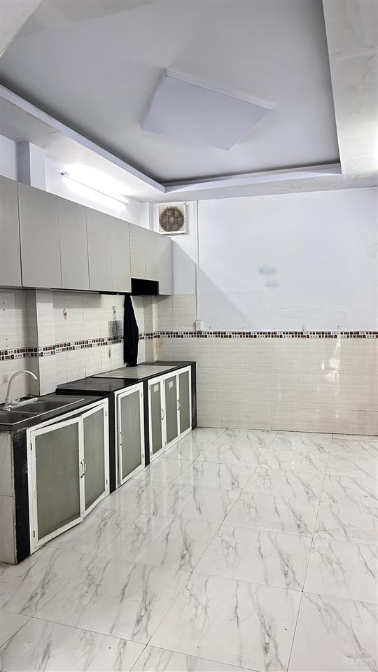 Bán nhà trệt 3 lầu và sân thượng dt 4*13m hướng tây bắc