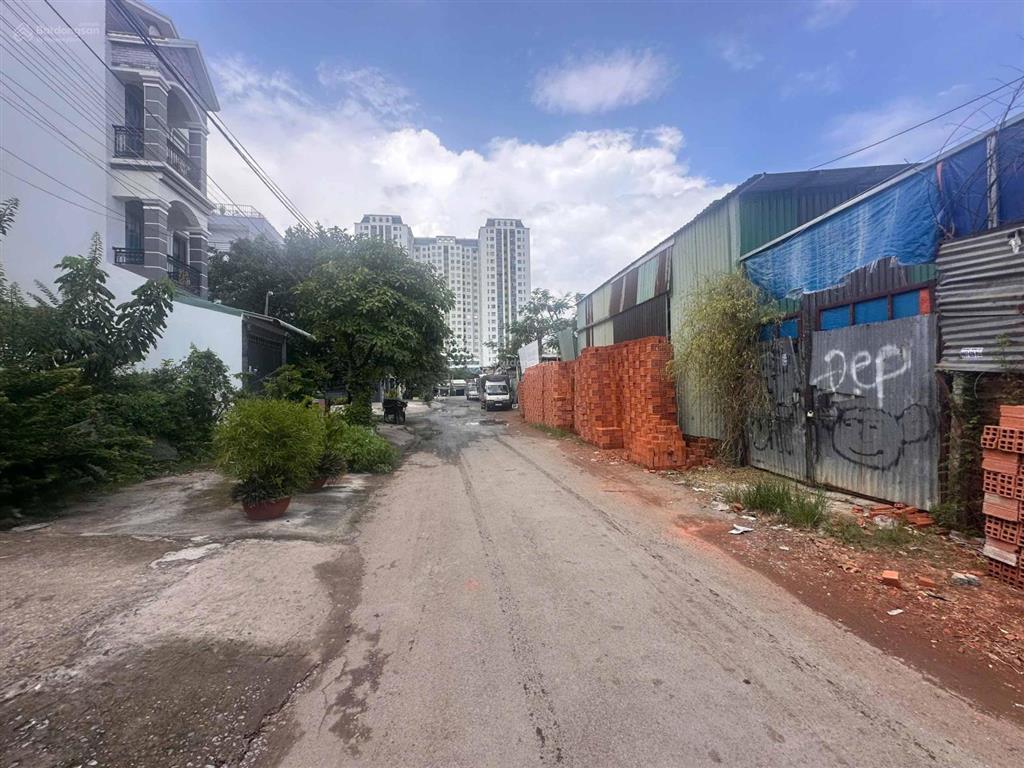 Bán đất mặt tiền 20m, 82m2, sổ hồng riêng,xây dựng 1 trệt 2 lầu +sth, khu dân cư lê bôi phường 7 q8