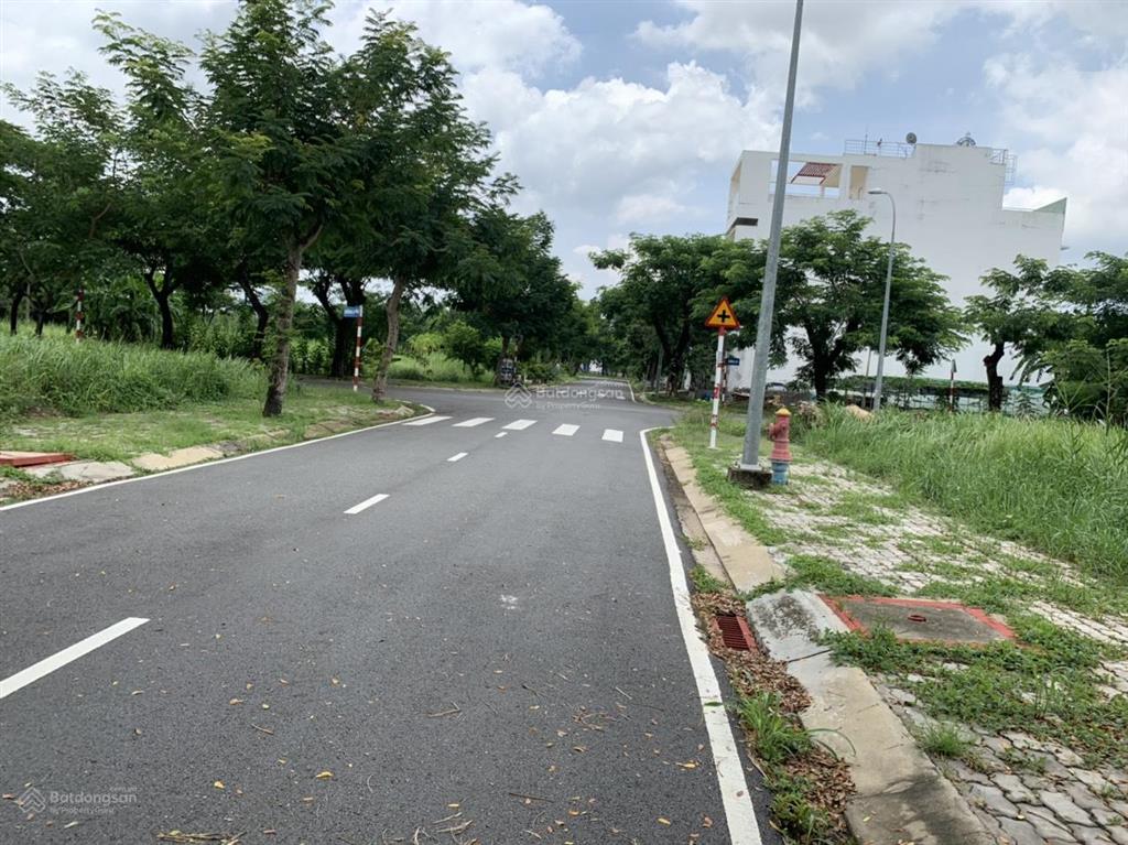 Cần bán gấp nền nhà phố phú xuân vạn hưng phú dt 132m2 đường 12m giá 45tr/m2,  trâm 0984 975 ***