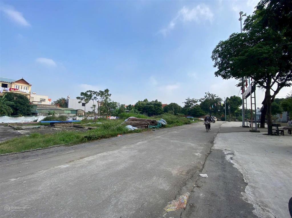 Đón đầu ql6 mở rộng  bán gấp lô đất 60,1m2 xã phú nghĩa oto đỗ cửa