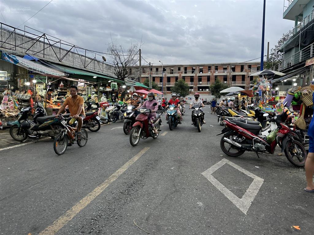 Lô góc trung tâm thành phố mới, ngay chợ, thu nhập tốt, vị trí bố, giá rẻ. 0366 236 ***