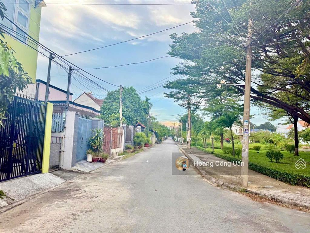 Nhà rộng sân oto vị trí đẹp phường bửu long. gần cơ sở 5 lạc hồng. đường 2 ô tô. dt 129m2  3ty500