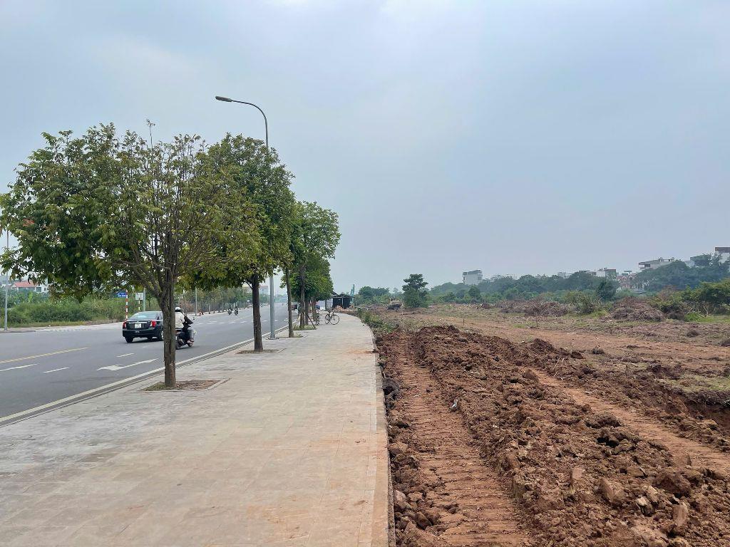 Bán 74m dãy TT2-x đấu giá Cự Khối gần hồ Bộ Đội đang thi công, đất trước sau đều đường 13m