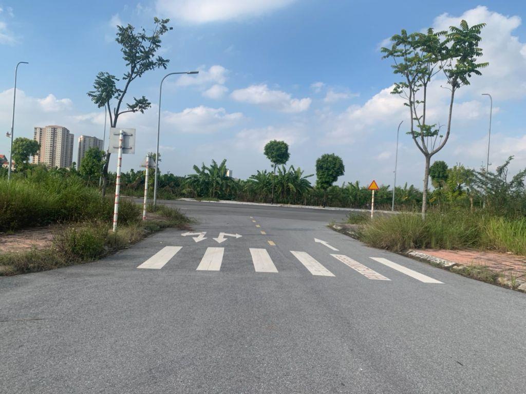 Bán 74m dãy TT2-x đấu giá Cự Khối gần hồ Bộ Đội đang thi công, đất trước sau đều đường 13m