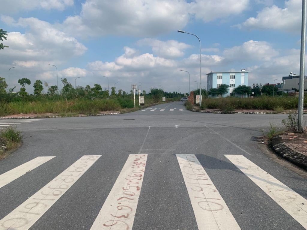 Bán 74m dãy TT2-x đấu giá Cự Khối gần hồ Bộ Đội đang thi công, đất trước sau đều đường 13m