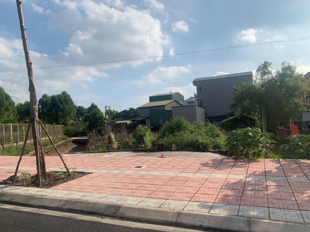 Bán 74m dãy TT2-x đấu giá Cự Khối gần hồ Bộ Đội đang thi công, đất trước sau đều đường 13m