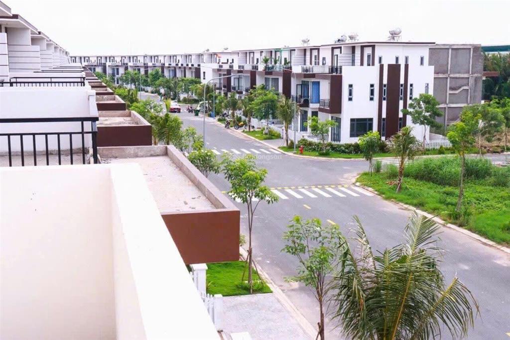 Bán gấp 2,4 tỷ biệt thự 8x14=112m2 (1 trệt 2 lầu) view sông vàm cỏ đông, shr, ngay thị trấn bến lức