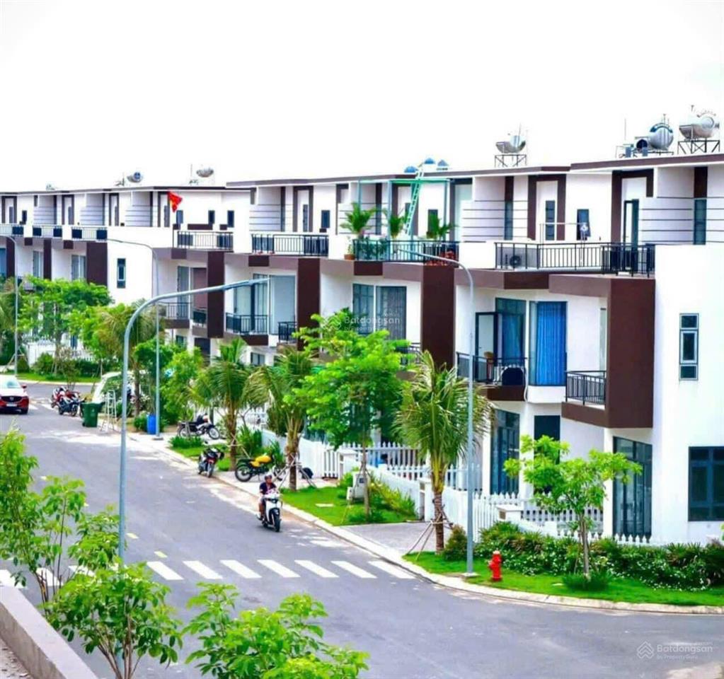 Bán gấp 2,4 tỷ biệt thự 8x14=112m2 (1 trệt 2 lầu) view sông vàm cỏ đông, shr, ngay thị trấn bến lức