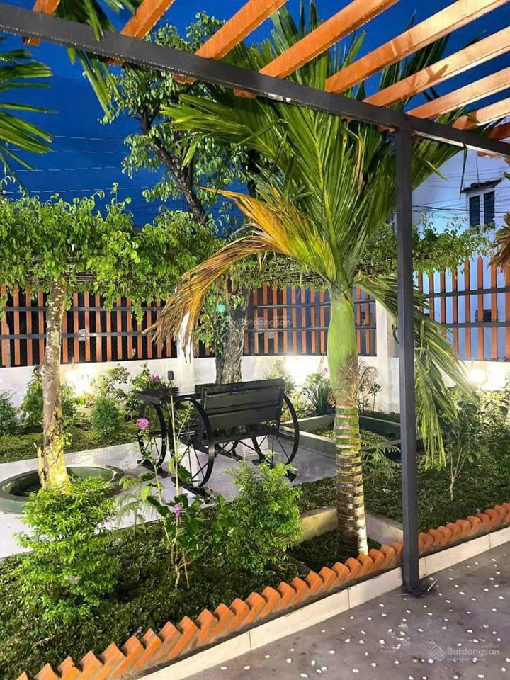 Bán gấp 2,4 tỷ biệt thự 8x14=112m2 (1 trệt 2 lầu) view sông vàm cỏ đông, shr, ngay thị trấn bến lức