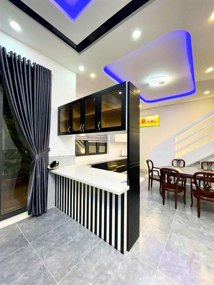 Bán gấp 2,4 tỷ biệt thự 8x14=112m2 (1 trệt 2 lầu) view sông vàm cỏ đông, shr, ngay thị trấn bến lức