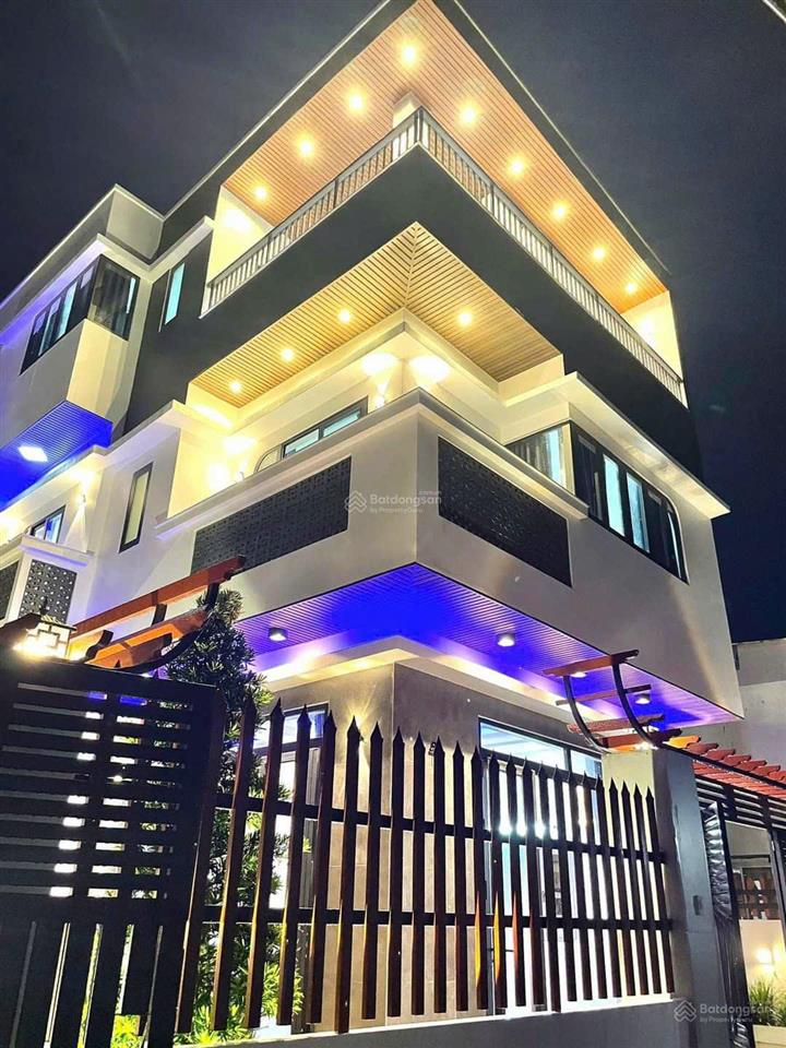 Bán gấp 2,4 tỷ biệt thự 8x14=112m2 (1 trệt 2 lầu) view sông vàm cỏ đông, shr, ngay thị trấn bến lức