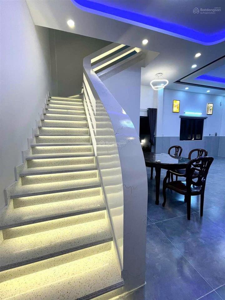 Bán gấp 2,4 tỷ biệt thự 8x14=112m2 (1 trệt 2 lầu) view sông vàm cỏ đông, shr, ngay thị trấn bến lức