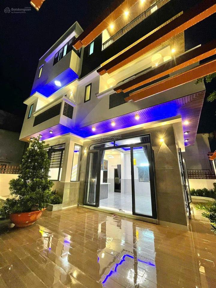 Bán gấp 2,4 tỷ biệt thự 8x14=112m2 (1 trệt 2 lầu) view sông vàm cỏ đông, shr, ngay thị trấn bến lức