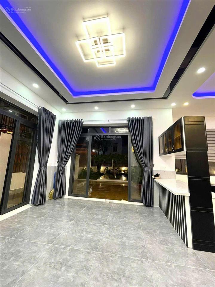 Bán gấp 2,4 tỷ biệt thự 8x14=112m2 (1 trệt 2 lầu) view sông vàm cỏ đông, shr, ngay thị trấn bến lức