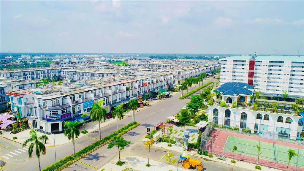 Bán gấp căn nhà phố 60m² giá 1,4 tỷ, shr, ngay trung tâm thị trấn bến lức, cách tphcm chỉ 3km
