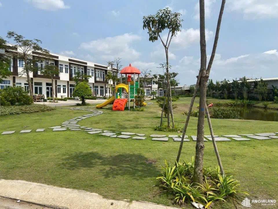 Bán gấp căn nhà phố 60m² giá 1,4 tỷ, shr, ngay trung tâm thị trấn bến lức, cách tphcm chỉ 3km