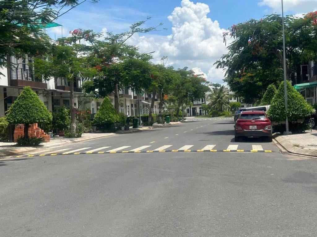 Bán gấp căn nhà phố 60m² giá 1,4 tỷ, shr, ngay trung tâm thị trấn bến lức, cách tphcm chỉ 3km