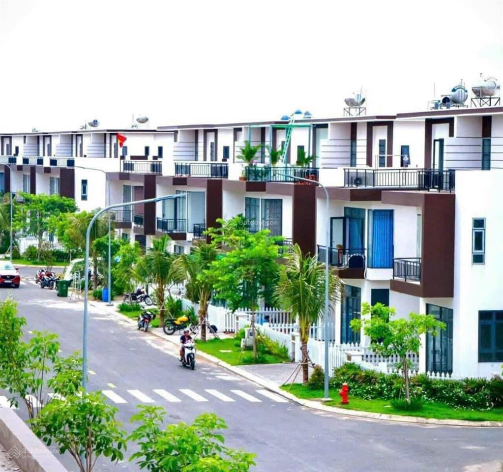 Bán gấp căn nhà phố 60m² giá 1,4 tỷ, shr, ngay trung tâm thị trấn bến lức, cách tphcm chỉ 3km