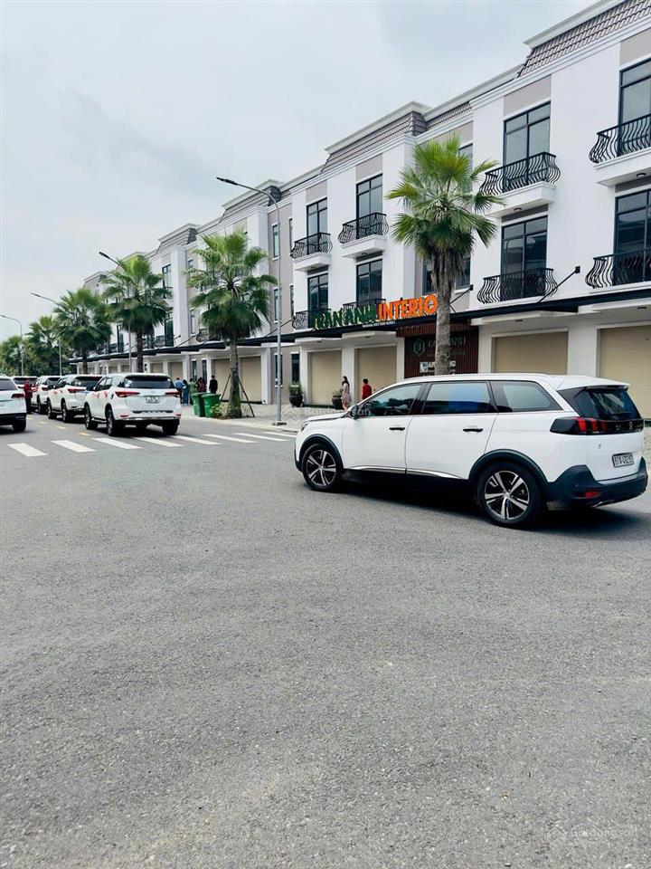 Chính chủ bán gấp căn biệt thự 90m2, shr (1 trệt 2 lầu)giá 2,4tỷ gần cầu lớn hóc môn và vành đai 3