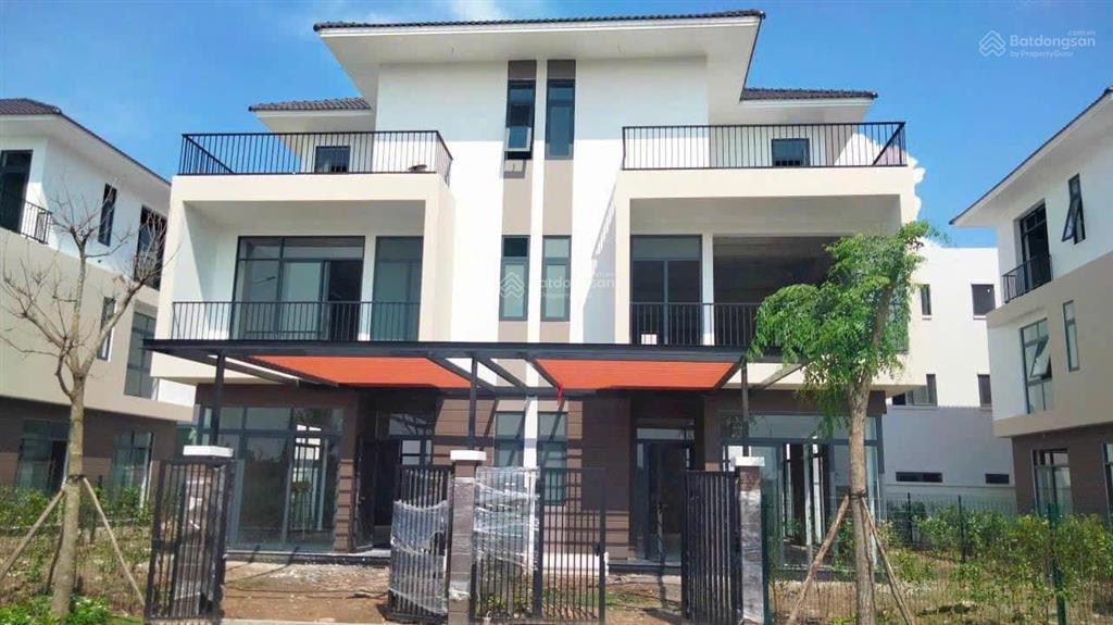 Chính chủ bán gấp căn biệt thự 90m2, shr (1 trệt 2 lầu)giá 2,4tỷ gần cầu lớn hóc môn và vành đai 3