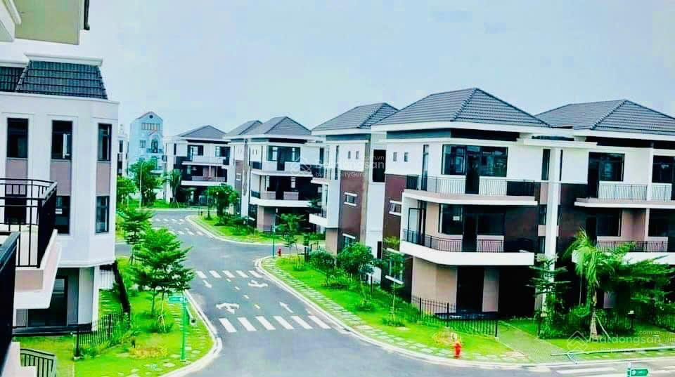 Chính chủ bán gấp căn biệt thự 90m2, shr (1 trệt 2 lầu)giá 2,4tỷ gần cầu lớn hóc môn và vành đai 3