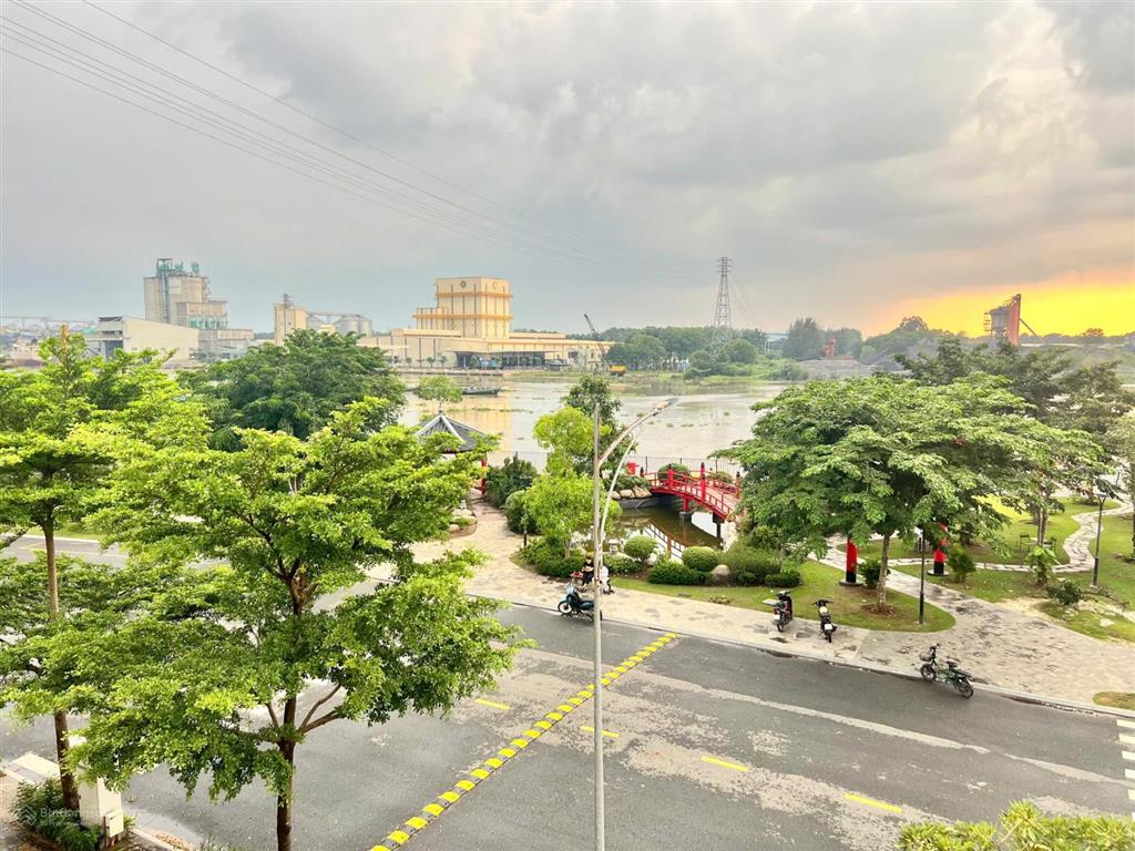 Nhà phố 75m² giá 2 tỷ, view sông vàm cỏ đối diện cafe công viên hoàn thiện tặng full nội thất