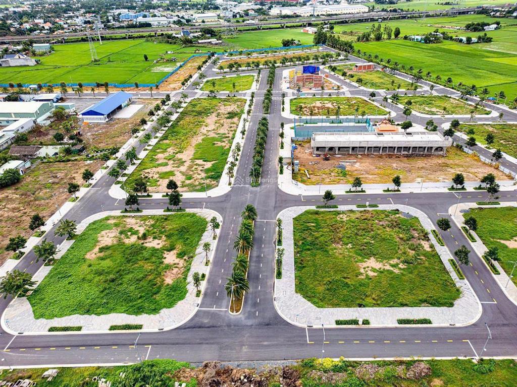 Bán gấp lô đất giá 1,9tỷ ngay chợ đệm và ubnd bình chánh sổ có sẵn sang tên công chứng ngay