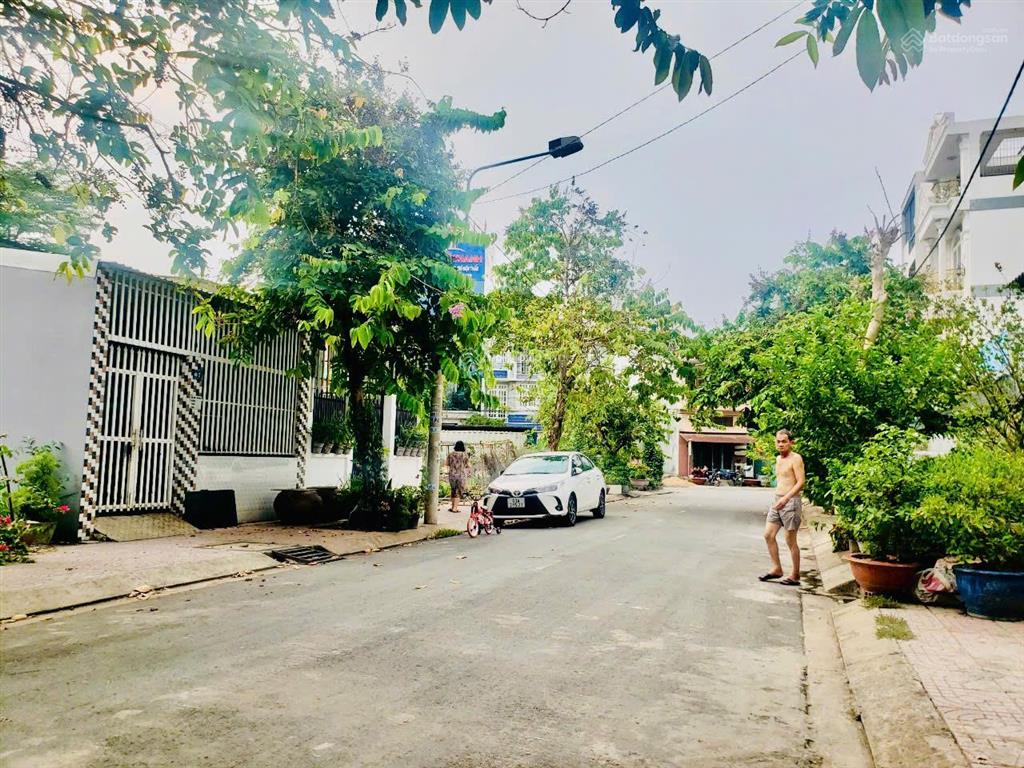 Bán gấp lô đất giá 1,9tỷ ngay chợ đệm và ubnd bình chánh sổ có sẵn sang tên công chứng ngay