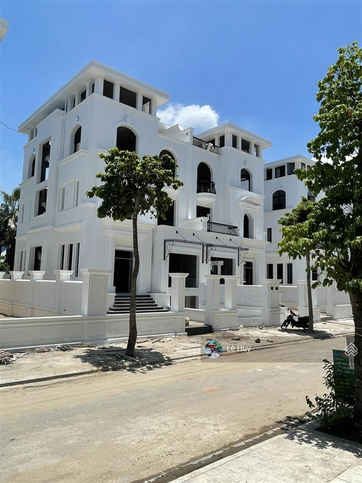 Bán căn biệt thự vip, dt 266.8 m2 với 4 tầng nổi và 1 tầng hầm, hướng chính tây tại louis city hm