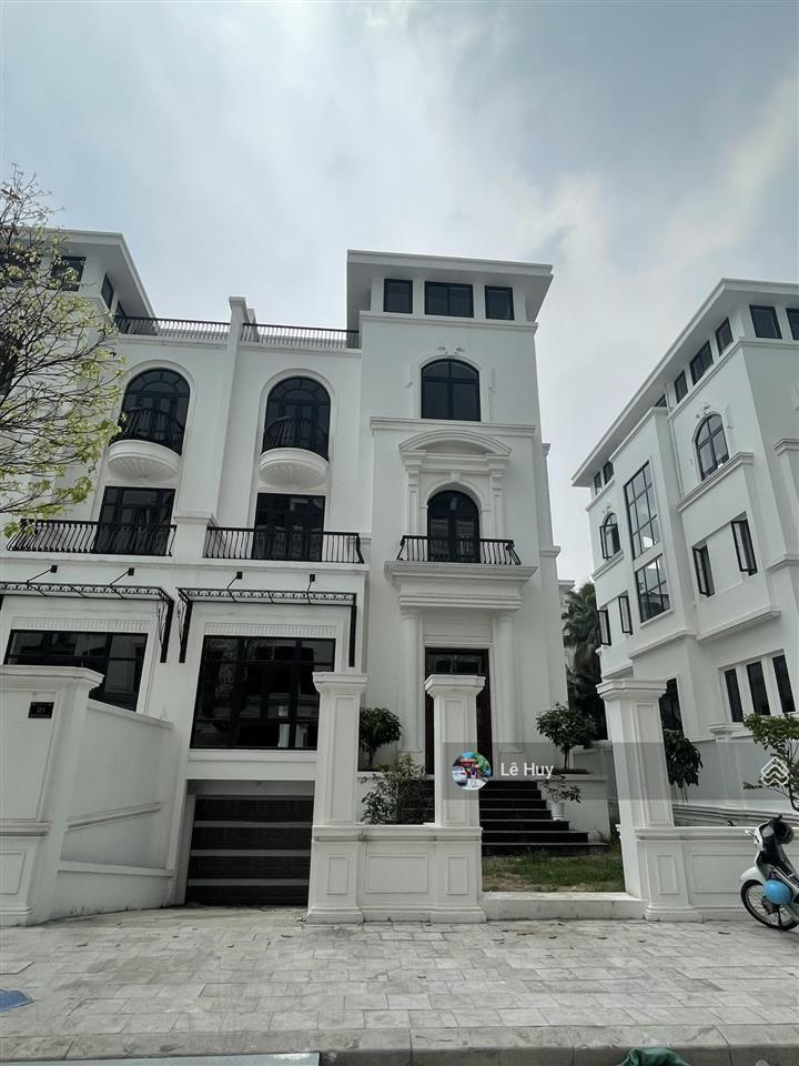 Bán căn biệt thự vip, dt 266.8 m2 với 4 tầng nổi và 1 tầng hầm, hướng chính tây tại louis city hm