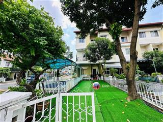 Cần bán gấp biệt thự góc 300m2 có hồ bơi trong sân tại oasis kế siêu thị aeon mall bình dương