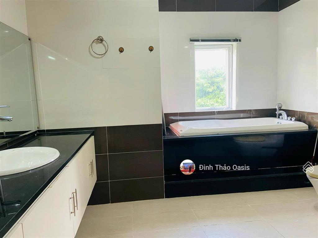 Chủ định cư mỹ cần bán biệt thự 300m2 ngay trục chính tại oasis kế siêu thị aeon mall bd