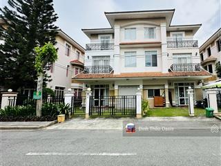 Chủ về nước nên cần bán lại biệt thự 185m2, 3 tầng đẹp trục chính , kế hồ bơi tại oasis 1, thuận an