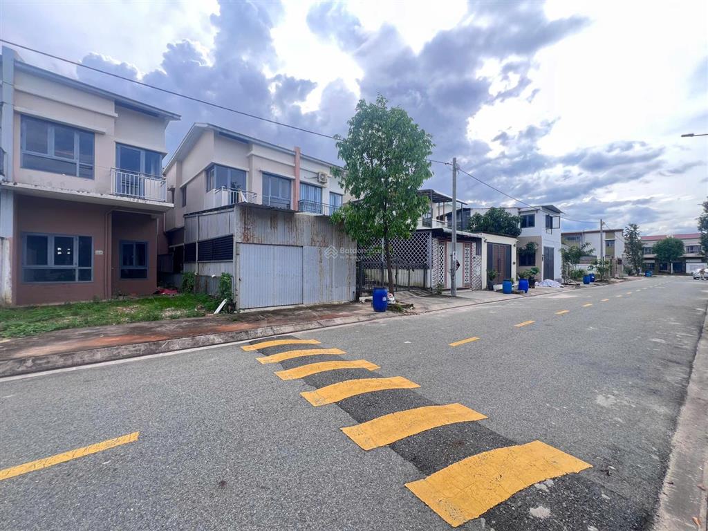 Chính chủ kẹt tiền bán lỗ căn biệt thự oasis city giá chỉ 1,46 tỷ.  0986 196 ***