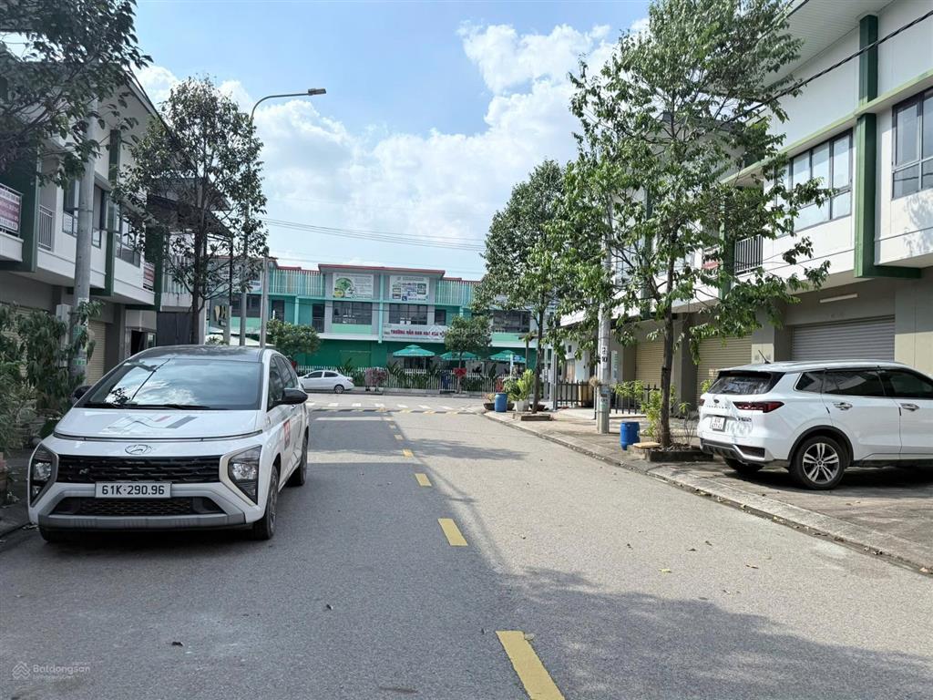 Chủ kẹt tiền bán lỗ căn nhà phố 85m2 kế trường đại học việt đức, bến cát