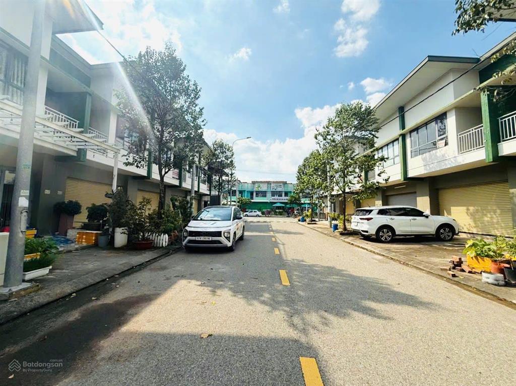 Chủ kẹt tiền bán lỗ căn nhà phố 85m2 kế trường đại học việt đức, bến cát