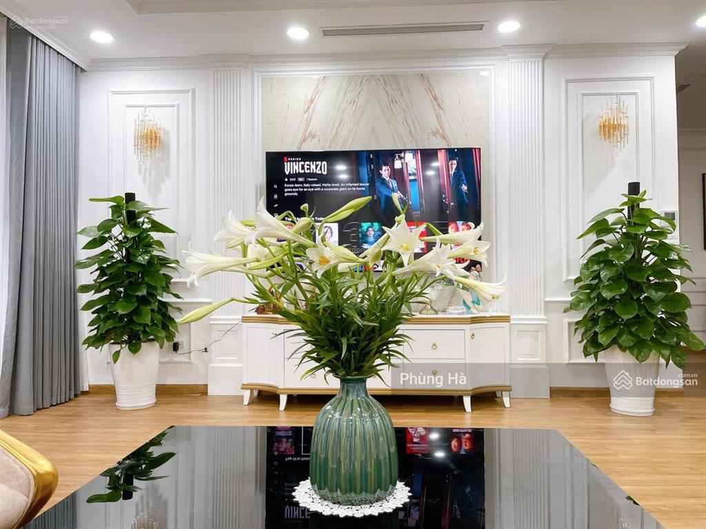 Chính chủ cần bán căn hộ cao cấp tòa tân hoàng minh hoàng cầu dt 152m2, 3n3vs, full đồ cao cấp