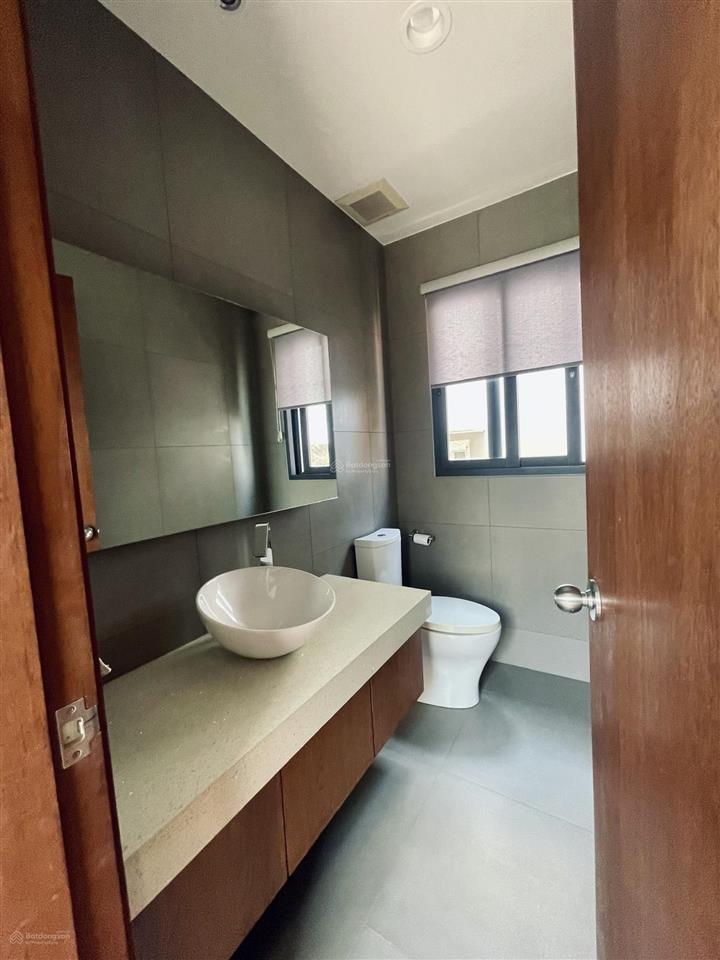 Độc quyền bán gấp biệt thự hồ bơi đường số 31a apak q2. dt 320m2 (16x20m) hđt 5000$ giá 58 tỷ