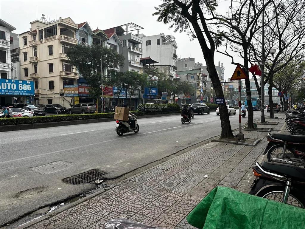 Bán toà nhà mặt phố nguyễn văn cừ 180m2, 8 tầng, mt 7.5m. giá 82 tỷ.  0888 999 ***
