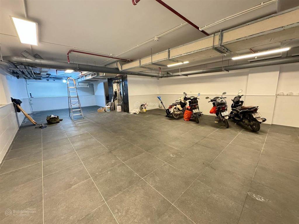 Bán toà nhà mặt phố nguyễn văn cừ 180m2, 8 tầng, mt 7.5m. giá 82 tỷ.  0888 999 ***