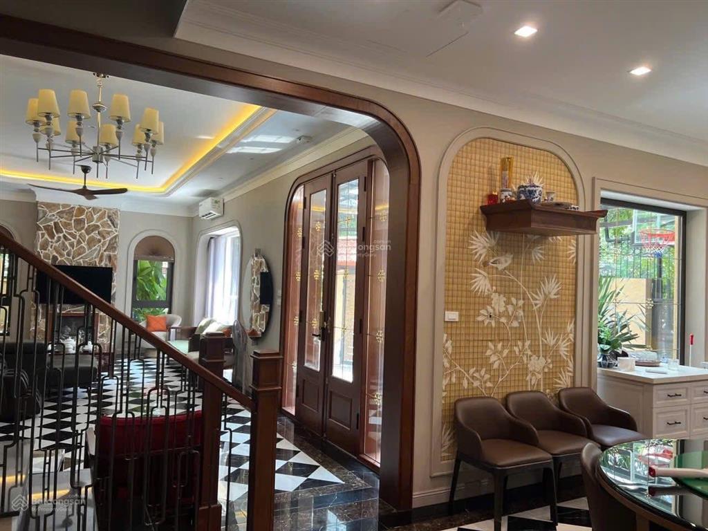 Chính chủ gửi bán biệt thự mặt phố kđt thành thái dịch vọng 200m2,4 tầng,mt14m.giá85tỷ