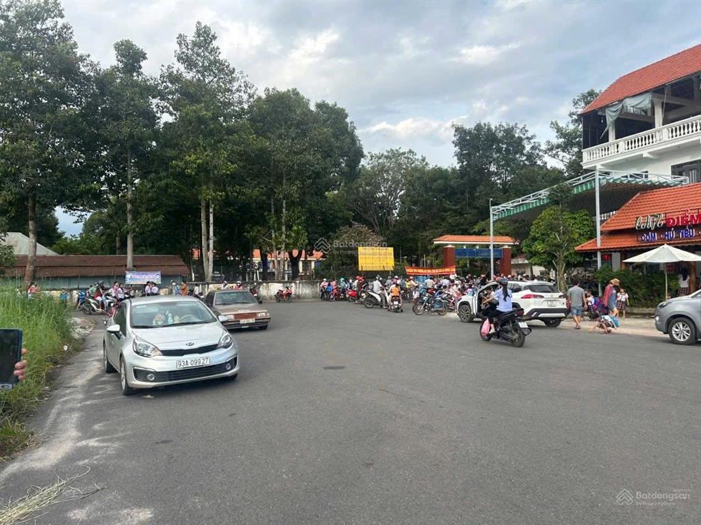 1 lô duy nhất giá rẻ nhất khu đường lớn 25m đối diện chợ trường kinh doanh buôn bán,  0985 761 ***