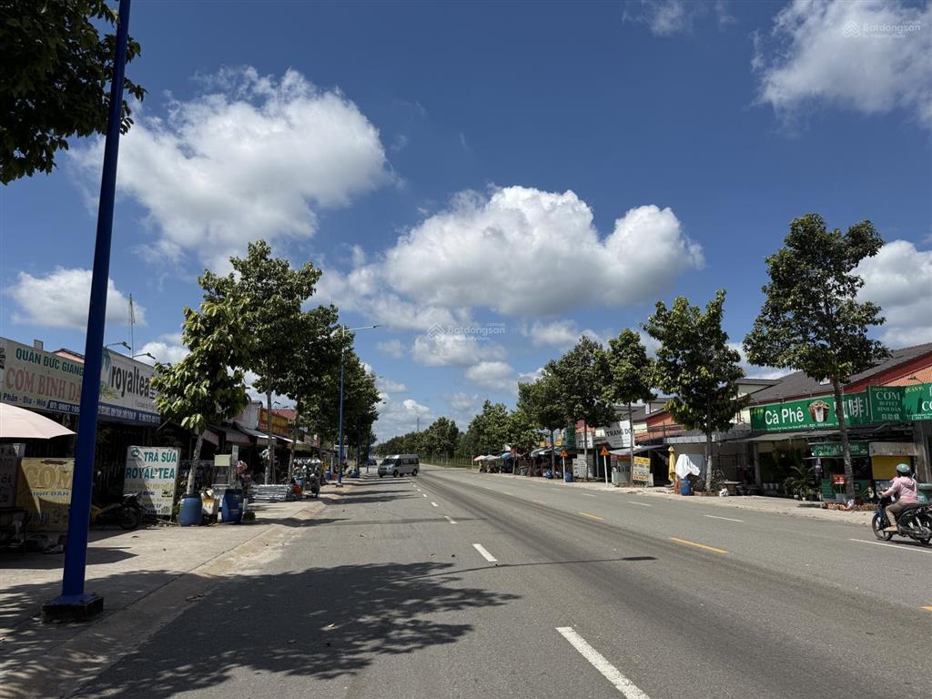 1 lô duy nhất giá rẻ nhất khu đường lớn 25m đối diện chợ trường kinh doanh buôn bán,  0985 761 ***