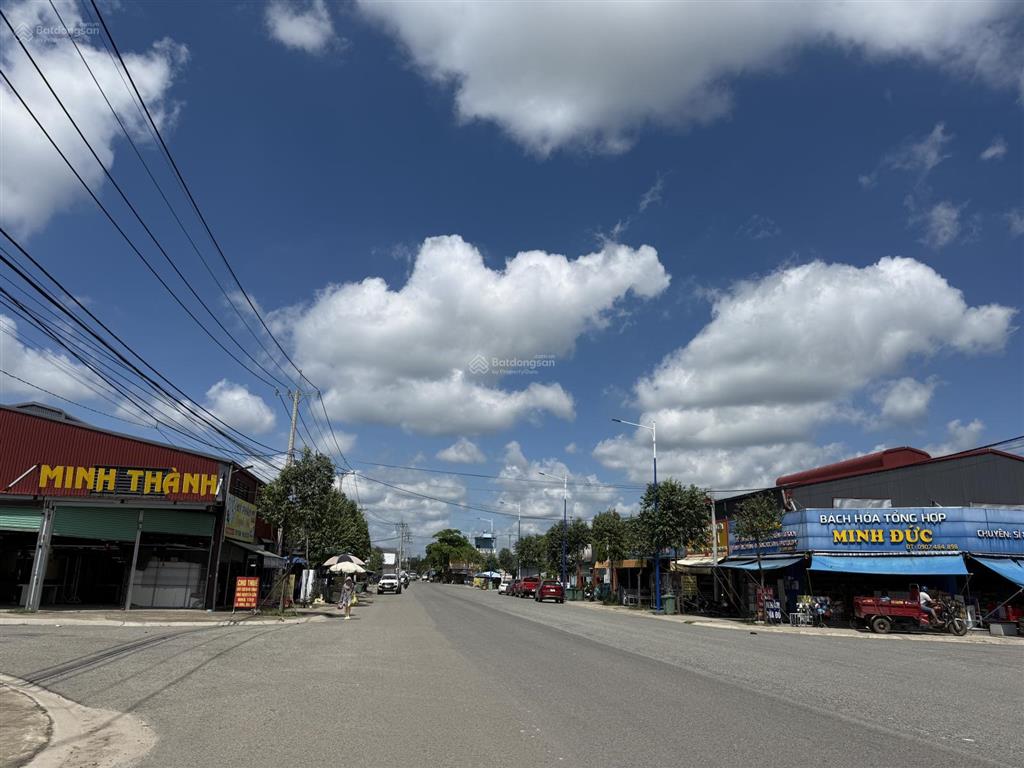 1 lô duy nhất giá rẻ nhất khu đường lớn 25m đối diện chợ trường kinh doanh buôn bán,  0985 761 ***