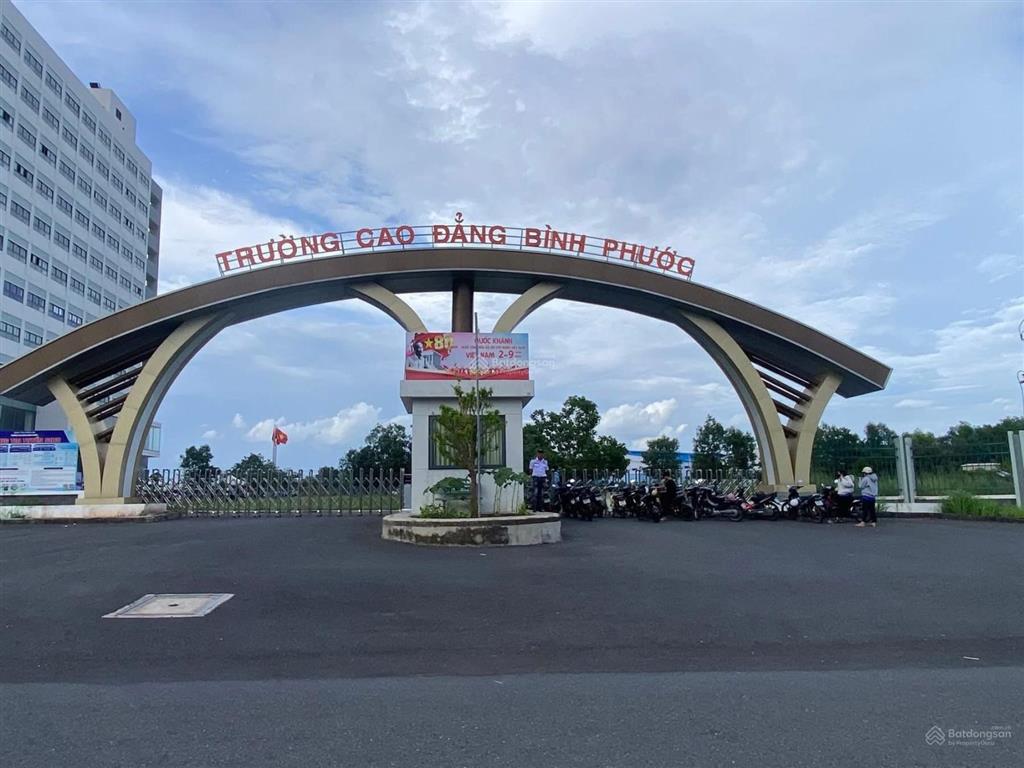 1 lô duy nhất giá rẻ nhất khu đường lớn 25m đối diện chợ trường kinh doanh buôn bán,  0985 761 ***