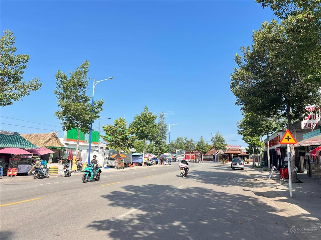 1 lô duy nhất giá rẻ nhất khu đường lớn 25m đối diện chợ trường kinh doanh buôn bán,  0985 761 ***