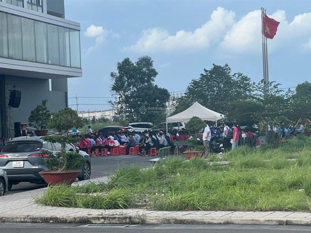 1 lô duy nhất giá rẻ nhất khu đường lớn 25m đối diện chợ trường kinh doanh buôn bán,  0985 761 ***