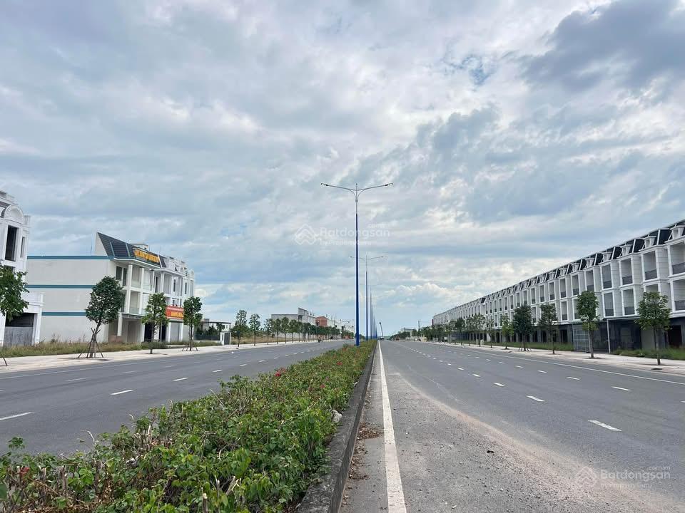 1 lô duy nhất giá rẻ nhất khu đường lớn 25m đối diện chợ trường kinh doanh buôn bán,  0985 761 ***