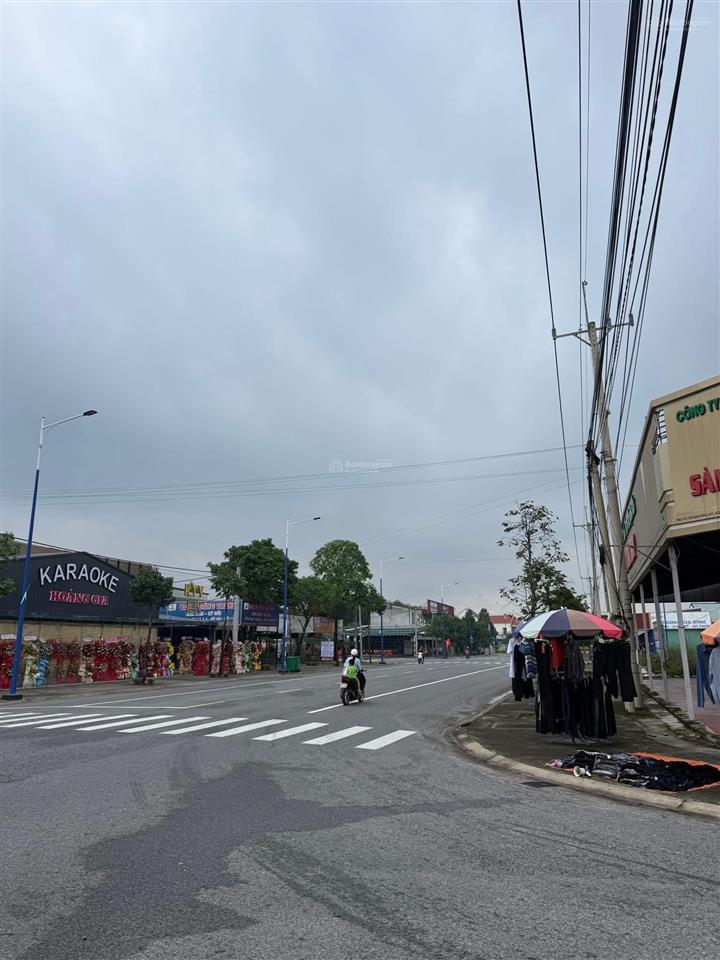 1 lô duy nhất giá rẻ nhất khu đường lớn 25m đối diện chợ trường kinh doanh buôn bán,  0985 761 ***
